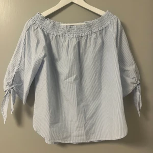 Söt randig blus - Super gullig blå vit randig blus från h&m som jag bara använt en gång💞