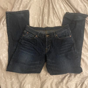 Mörkblå jeans med broderade bakfickor - Snygga mörkblå jeans med broderade detaljer på bakfickorna!💓 W31 L32