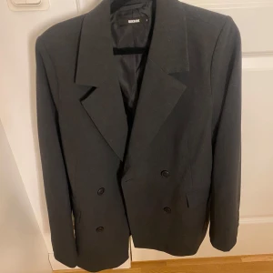 Svart oversize kavaj från BikBok - Snygg svart kavaj från BikBok i oversized modell.
