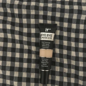 Bye Bye Under Eye Concealer från IT Cosmetics - Bye Bye Under Eye Concealer i nyansen 10.5 Light (C) från IT Cosmetics. Denna concealer erbjuder full täckning och är vattenfast samt anti-aging. Perfekt för att dölja mörka ringar och ojämnheter. Helt oanvänd och ny.