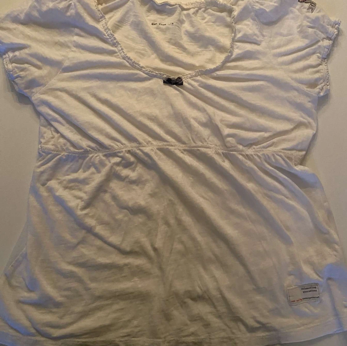 Vit kortärmad topp med rosett