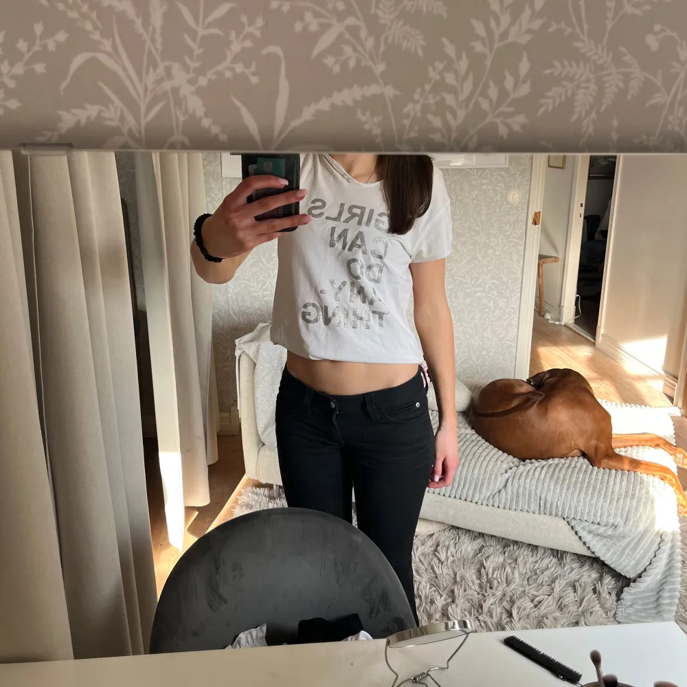 Snygg vit t-shirt från Zadig & Voltaire med tryck där det står ”girls can do anything”. Säljer då den inte kommer till användning! Finns ingen storlek i tröjan men passar mig som har 32-34 i tröjor! . T-paidat.