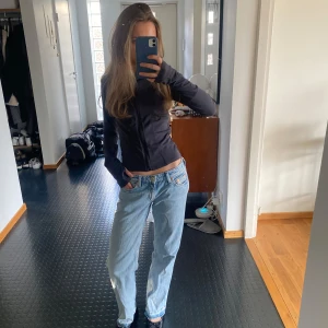 Weekday jeans - Säljer dessa så fina lågmidjade, ljusblå jeans från weekday 🙌🏼💗storleken är W 24 L 30 (motsvarar ungefär 32)