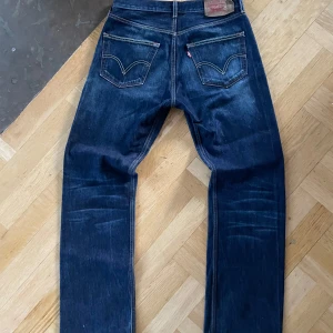 Vintage Levi’s Jeans  - Ett par feta Levi’s jeans med snygga fades🙌Kvaliteten är den bästa någonsin på jeans och inga skador eller slitningar finns ✅Modellen sitter lite relaxed med en stilren look🤩.            midjemått:39,5cm total längd: 105cm benöppning: 22cm