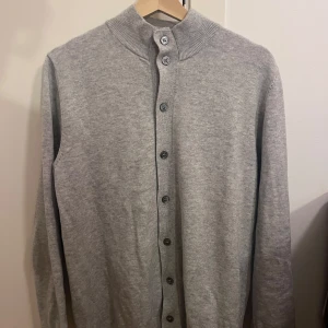 Alan Paine stickad Cardigan - Säljer denna superfina stickade cardigan från fina märket Alan Paine i superfint skick. Skriv gärna om ni har frågor eller lägg gärna prisförlag då priset inte är hugget i sten.