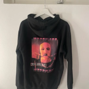 Svart hoodie med tryck - Säljer en svart hoodie med ett unikt tryck på baksidan från ett gammalt samarbete. Ska flytta snart så vill gärna bli av med allt så fort som möjligt (pris kan diskuteras)💕