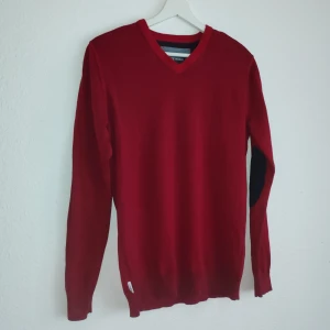 Röd tröja från Race Marine - Snygg röd tröja från Race Marine med v-ringning. Perfekt för en stilren look. Tröjan har långa ärmar och ribbade muddar vid ärmslut och nederkant. Passar bra till både jeans och chinos.