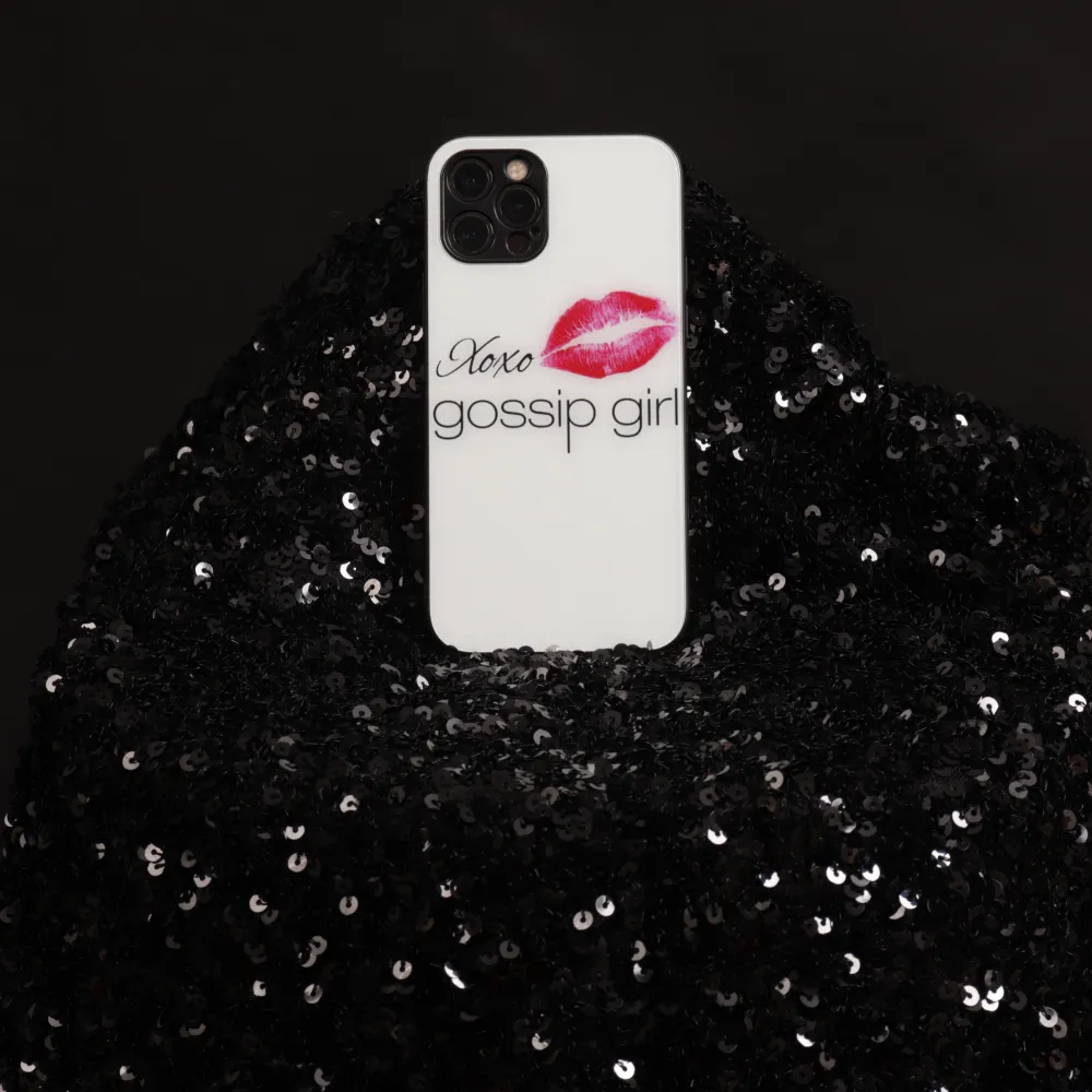 Snyggt mobilskal med texten 'Xoxo gossip girl' och en röd läppstiftskyss. Skalet är vitt och passar perfekt för fans av serien. Perfekt för att ge din telefon en stilfull och personlig touch.. Laukut & Käsilaukut.