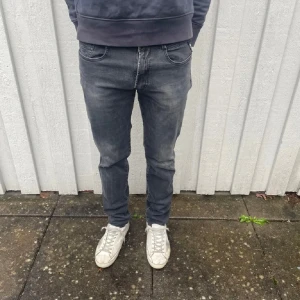 Replay anbass - Jätte feta svarta replay jeans i väldigt bra skick förutom att storlekslappen är avklippt. Storlek 30 längd 32. Nypris 1800 mitt pris 450. 