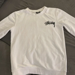 Vit långärmad tröja från Stüssy - En snygg stüssy tröja! Storlek L men känns som S. Tröjan är använd ett par gånger men är fortfarande i bra skick! Messa mig för mer frågor.
