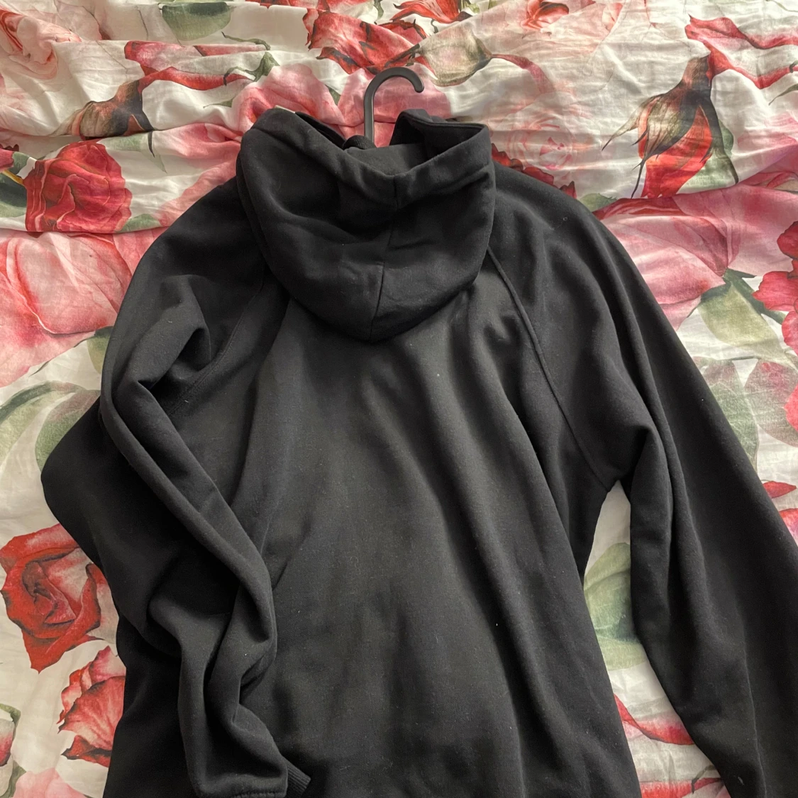 Svart hoodie från H&M Divided - 1