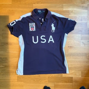 Chief Keef big Pony Usa Polo - sjukt snygg vintage big pony Polo. superbra skick med tanke på dess ålder. Super snygg om du ska se ut som Chief Keef!! Sedd på hackle. aningen solblekt. har några små få missfärgningar på ryggen. kom för mått! inga hål!
