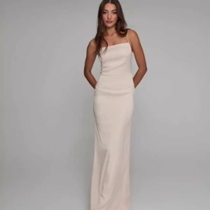 Balklänning i siden med öppen rygg  - Jättefin balklänning med öppen rygg och smala axelband