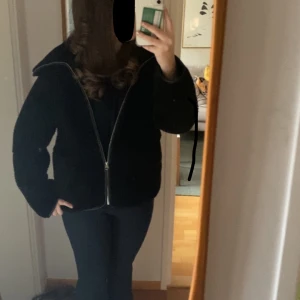 Svart teddyjacka  - Mysig svart teddyjacka från arket med dragkedja framtill. Säljer då den inte kommer till användning. Orginalpris 1590, pris går att diskutera 