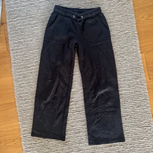 Mjukisbyxor - Säljer de här sköna mjukisbyxora🧁 xoxo de är omsydda längst ner vid benen för att inte vara så långa