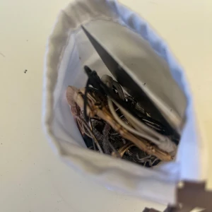 Smyckeskollektion med halsband, armband och örhängen - En samling av olika smycken inklusive flera halsband i silver och guld, pärlhalsband, armband med stjärnor och texten 'LUCKY', samt örhängen i olika stilar som stora guldfärgade hoops och mindre silverringar. Säljer helst allt tillsammans men hör av dig om det skulle vara några speciella smycken du är intresserad av!