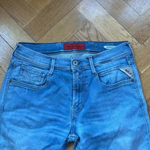 Replay anbass - Replay anbass| storlek W30 och L34| nypris runt 2000kr| jättefint skick| inga defekter| 🍾🍾🍾🍾🍾