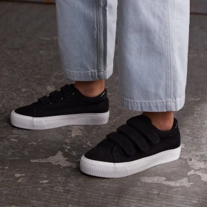 EVEN&ODD SKOR - Svarta kardborrebandsskor från even&odd köpta på zalando🌸💕 i strl 38, passar mig som har 37-38🌸 väl använda med tecken på slitage men inget man tänker på när man ser de på, tvättas självklart innan de skickas💕