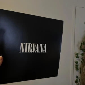Nirvana vinyl - säljer nirvanas ikoniska svarta skiva som aldrig är använd på en spelare, har bara använt som prydnad. Säljer också nevermind och in utero. Alla för 700kr en för 250kr då dom är i helt nytt skick! 🫶🏼