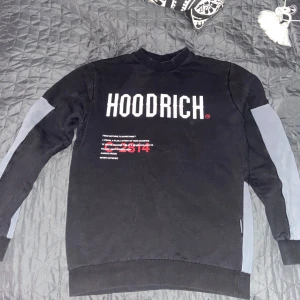 Hoodrich OG Aspire Sweatshirt - Hoodrich OG Aspire Kofta till salu, skicket är 8/10 då det är lite slitage på den vita texten men överlag väldigt fräsch. mer bilder kan lösas vid intresse, Storlek Small, skicka ett meddelande vid fler frågor