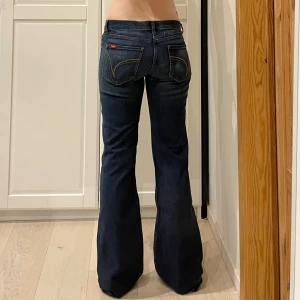 Lågmidjade bootcut jeans💕 - Midja 40 cm rakt över, gren 21 cm o innerben 85 cm💕jae 169 o xs-s för referens. Märkta W29 men uppskattar till mindre, W26/27 alltså S