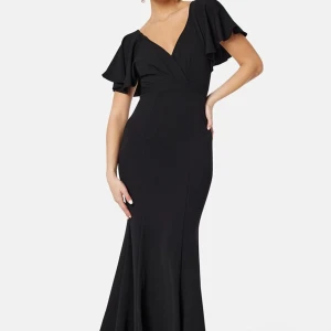 Svart långklänning med volangärmar - Passar perfekt till balen! Aldrig använd, köpte flera och gjorde aldrig retur. DM för bilder:)