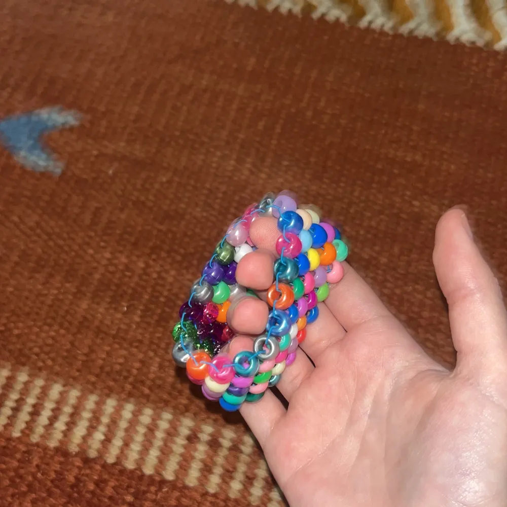 Färgglad armband supersnygg gjort den själv och den är stretchig🌸💕det tog en timme att göra🩷passar på mig men skriv i dm om ni vill att jag ska göra en större storlek 💕. Asusteet.