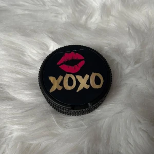 Svart förvarings dosa med valfri design  - Xoxo - dosan med svart glitter✨Perfekt för att förvara småsaker eller som en dekorativ detalj. 