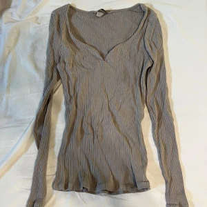 Beige/grå långärmad tröja från Hm - Säljer denna Grå/Beiga tröjan från HM. Skönt och tjockt material med fin ringning. Storlek S. Nästintill oanvänd