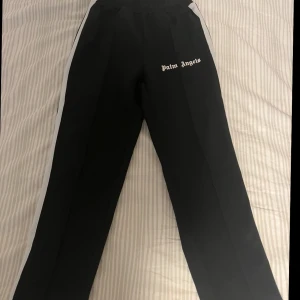 Palm angels byxor  - Riktig snygga palm angels byxor (🐼) som inte kom till användning. Använda 2 gånger. Inga defekter ellet sådant (ny skick). Sitter som S/M