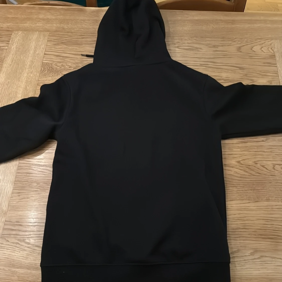 Svart hoodie från H&M med tryck - 1