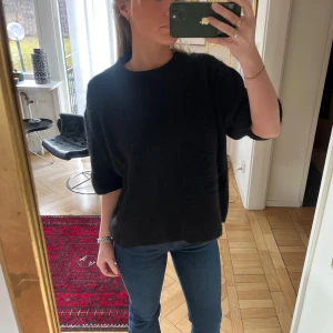 H&M tröja - Stickad tröja från H&M med trekvartslånga ärmar. Bra skick men lite nopprig. 
