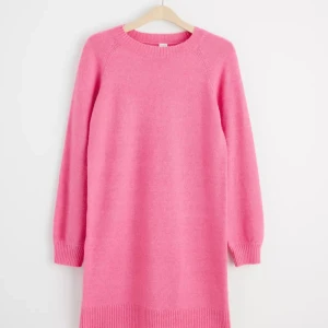 Rosa jumper dress från Lindex - Säljer en söt rosa tröja från Lindex i storlek 170. Tröjan är långärmad och har en rund halsringning med ribbade kanter. Perfekt för kyligare dagar och lätt att matcha med andra plagg. 🌸 