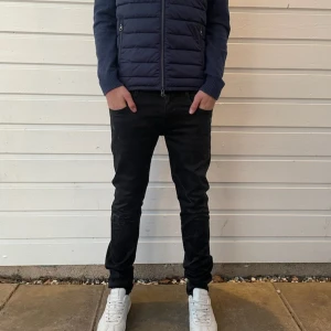 Replay jeans - Säljer nu dessa Reaplay jeans i storlek W30, skick 8/10 inga defekter, nypris är 1400 men säljer dem för 599, hör av dej vid minsta fundering!!!