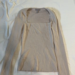 Beige långärmad tröja från hm - Beige, fyrkantig ringning och långärmad tröja från HM. Tjock i materialet och fin passform. Storlek M