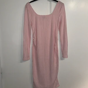 Rosa ribbad klänning från Shein - Säljer en söt rosa ribbad klänning från Shein. Klänningen har en figurnära passform och långa ärmar, perfekt för en stilren look. Den är tillverkad i ett mjukt material som känns skönt mot huden.