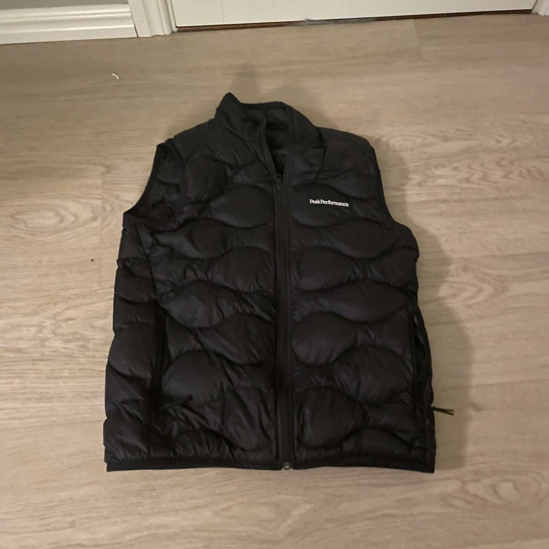Svart dunväst från Peak Performance