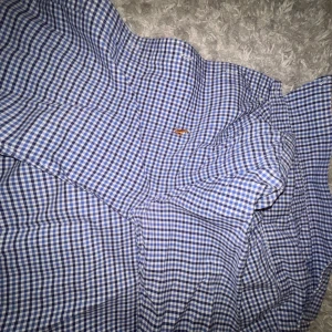 Ralph lauren skjorta - Säljer en  Ralph Lauren-skjorta i                          Storlek S                      Skitfet skjorta från Ralph Lauren i blåvitt rutigt mönster. Perfekt för både vardag och mer uppklädda tillfällen. Skjortan har en liten, lättfixad reva vid armhålan men är i övrigt i nyskick.     Nypris 1500 kr, säljes till bra pris!  Storlek: S Märke: Ralph Lauren Modell:Oxford  Skick: Liten reva vid armhålan, super enkel att laga och sy Nypris: 1500 kr  Skicka ett meddelande vid intresse!