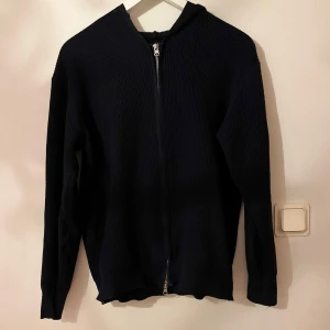 Marinblå merinoullskofta - Tja, säljer denna stilrena merinoullskofta. Passar riktigt bra nu inför våren! Pris kan självklart diskuteras vid snabb affär 