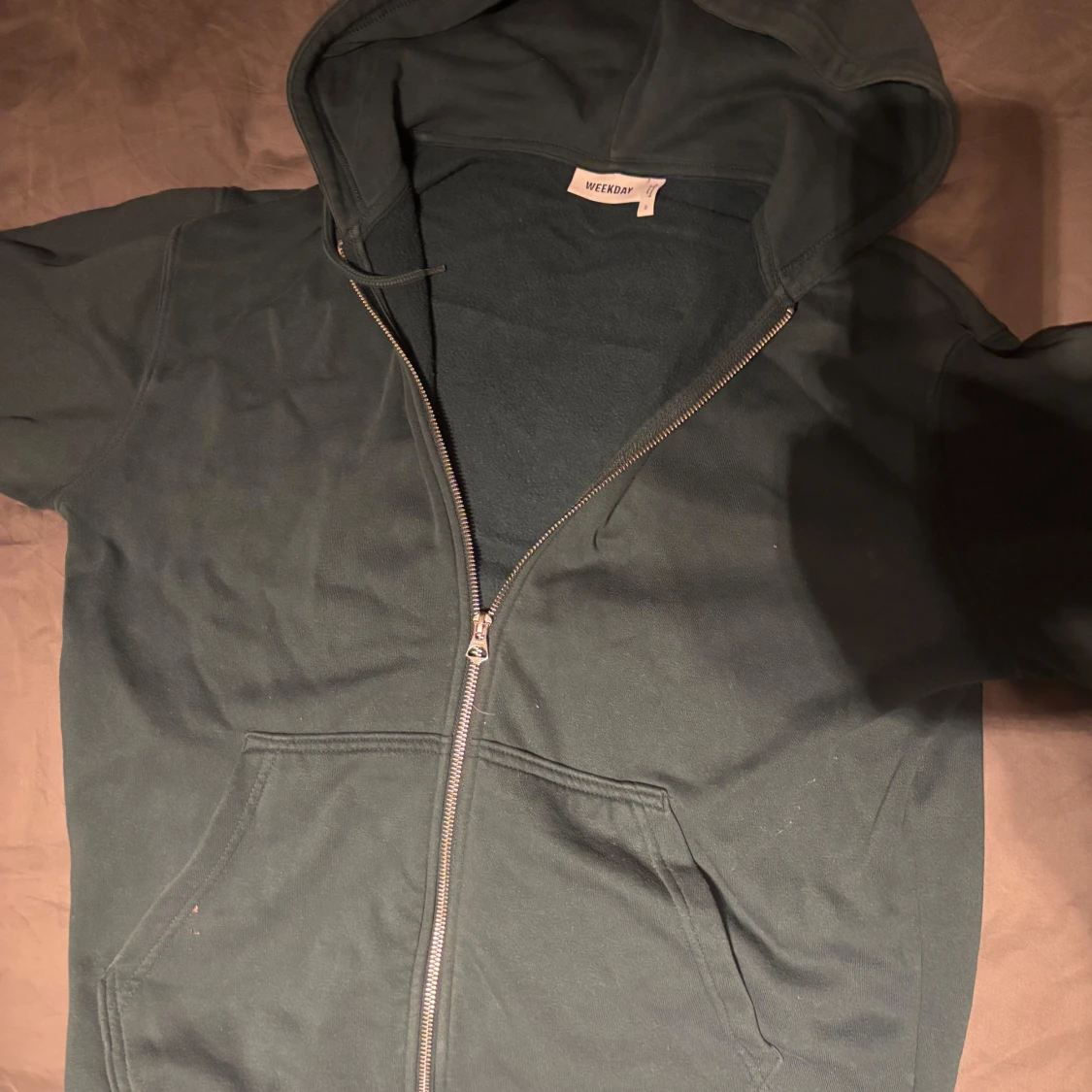 Mörkgrön hoodie från Weekday - 1