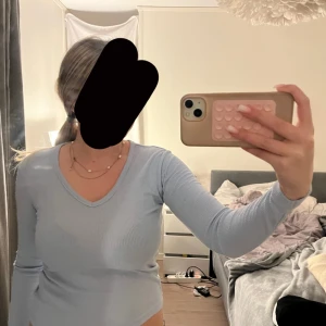 Ljusblå ribbad tröja - Säljer en ljusblå ribbad tröja med v-ringning. Tröjan har långa ärmar och en tight passform, perfekt för en stilren look. Passar bra till både jeans och kjol. Hör av dig vid intresse! 💙