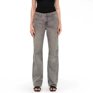 LXA grå jeans broderad detalj - Snygga grå jeans med en broderad detalj på ena bakfickan. De har en rak passform och är perfekta för vardag. De är knappt använda och säljer även i blåa. Från Linn Ahlborgs märke LXA som inte skapas längre. Använd gärna KÖP NU💗