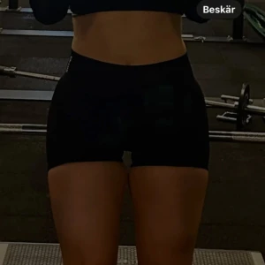 Gymshorts! - Säljer nu dessa skitsnygga gymshorts som är i helt nyskick nästan. Använd 2 gånger endast och precis som nya. Köpta för 599 säljes för ungefär 350. Passar mer S än xs som orginal Pris kan diskuteras!💕 de är inte från iciw!!🙌🏽