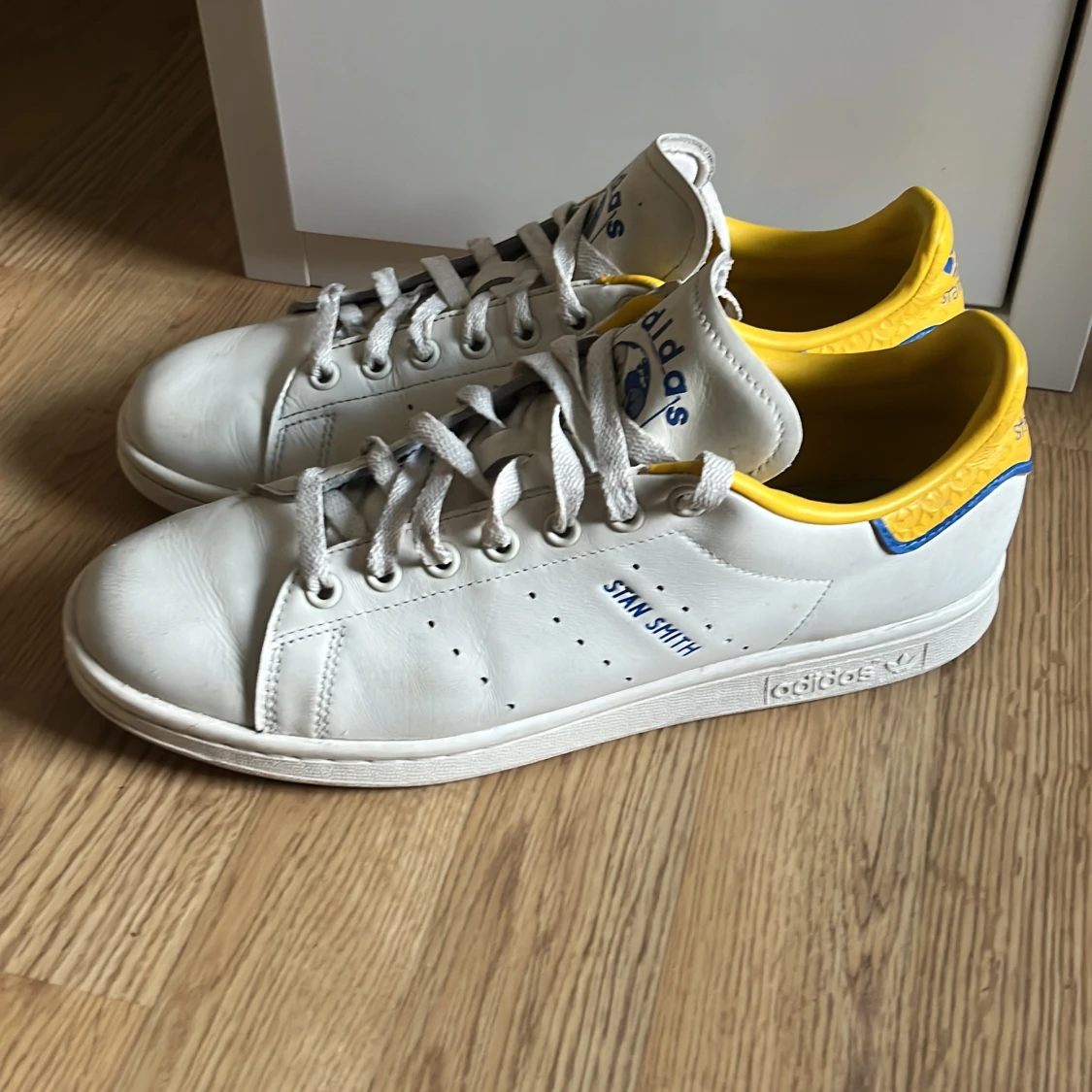 Adidas Stan Smith med gul detalj