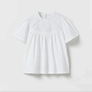 Super söt topp från Zara - Sååå fin och i jätte bra skick! Passar även mig som kan ha XS och S🥰 Säljer då den inte kommer till användning så mycket men inga defekter alls💞Pris kan diskuteras 