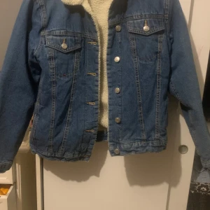 Blå jeansjacka från 157 - Säljer en  blå jeansjacka från 157 med en mysig teddyfoder. .