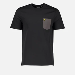 Svart t-shirt med bröstficka från Lyle & Scott - Snygg svart t-shirt från Lyle & Scott med en kontrasterande grå bröstficka och deras ikoniska logga i gult. Perfekt för en stilren och avslappnad look.