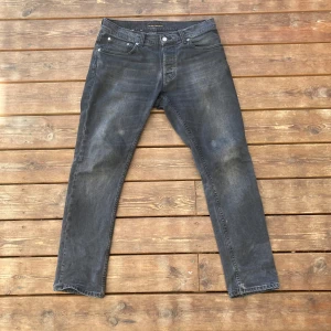 Svarta jeans från Nudie Jeans - Säljer nu mina skitsnygga nudie jeans grimtim i färgen Dark cove. Skick 9/10 inköpta i somras, Hör av er om ni har frågor, de passar någon som är runt 175