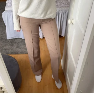 Beige kostymbyxor från Madlady - Kostymbyxor med hög midja från Madlady i storlek 32/32