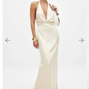 Champagnefärgad långklänning - Elegant champagnefärgad långklänning med djup v-ringning och öppen rygg. Perfekt till bal! Aldrig använd därav helt ny!❤️(slutsåld på hemsidan)